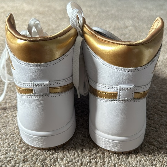 Nike Air Jordan 1 Retro High OG Metallic Gold - Picture 4 of 6